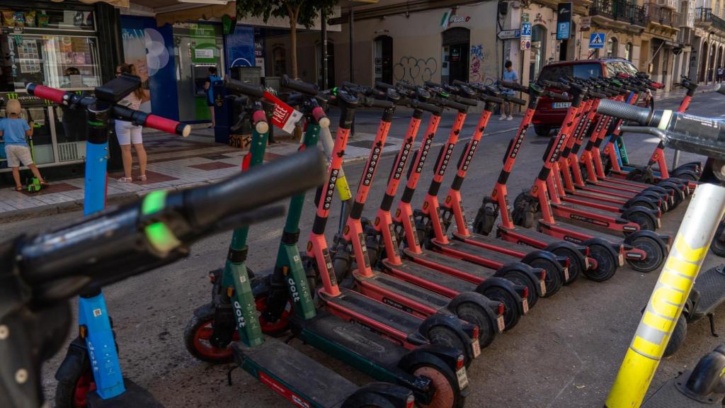 Imagen de uno de los aparcamientos para patinetes que hay en Málaga.