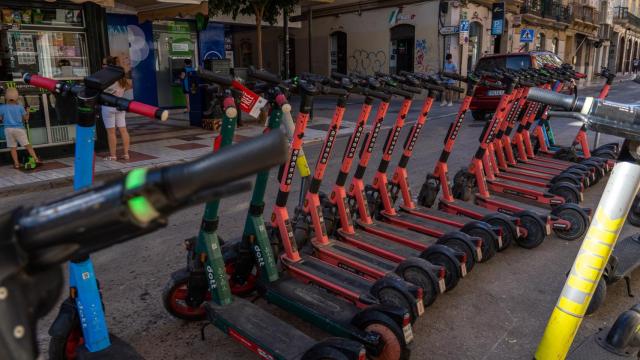 Imagen de uno de los aparcamientos para patinetes que hay en Málaga.