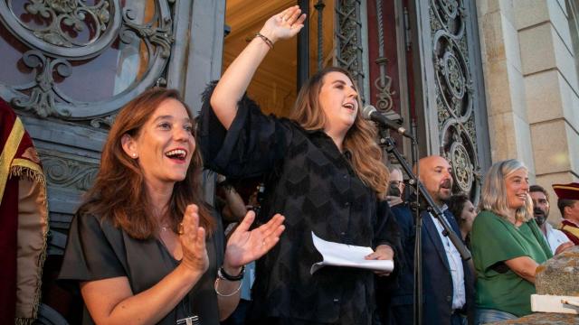 Inés Rey y Carolina Iglesias durante el pregón.