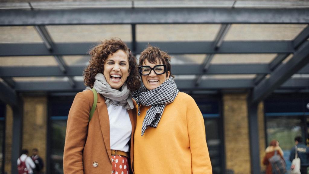 Fotograma de 'El gran sarao', con Toni Acosta y Silvia Abril.