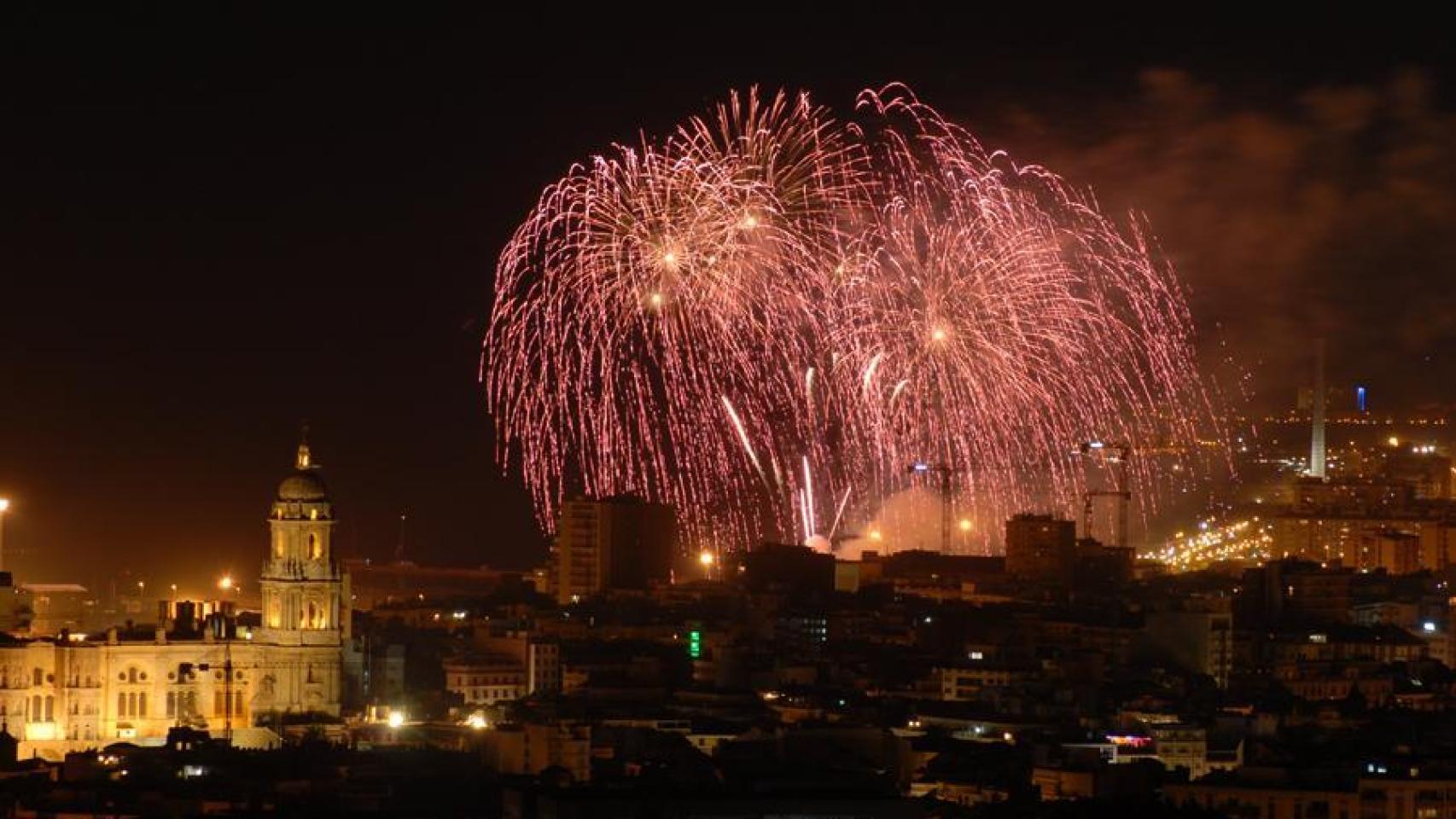 Los fuegos artificiales y la Catedral iluminando la noche malagueña.