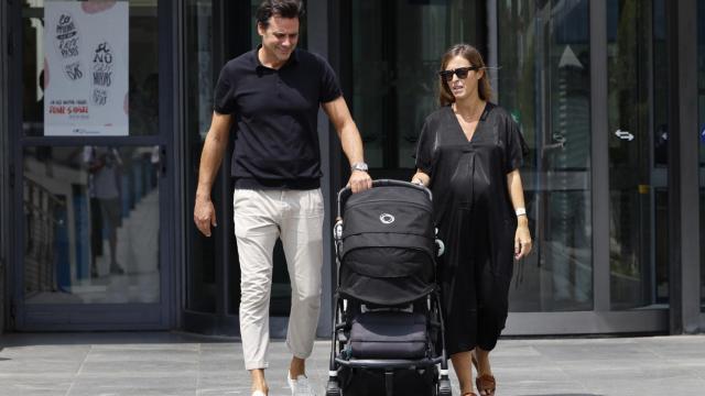 Ion Aramendi y María Amores, a la salida del hospital.