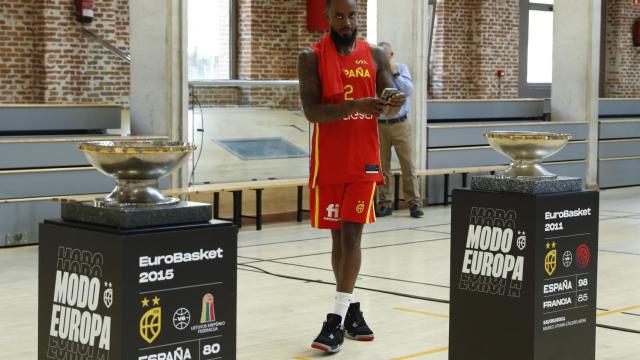 Lorenzo Brown, entre dos de los títulos de Eurobasket conseguidos por España.
