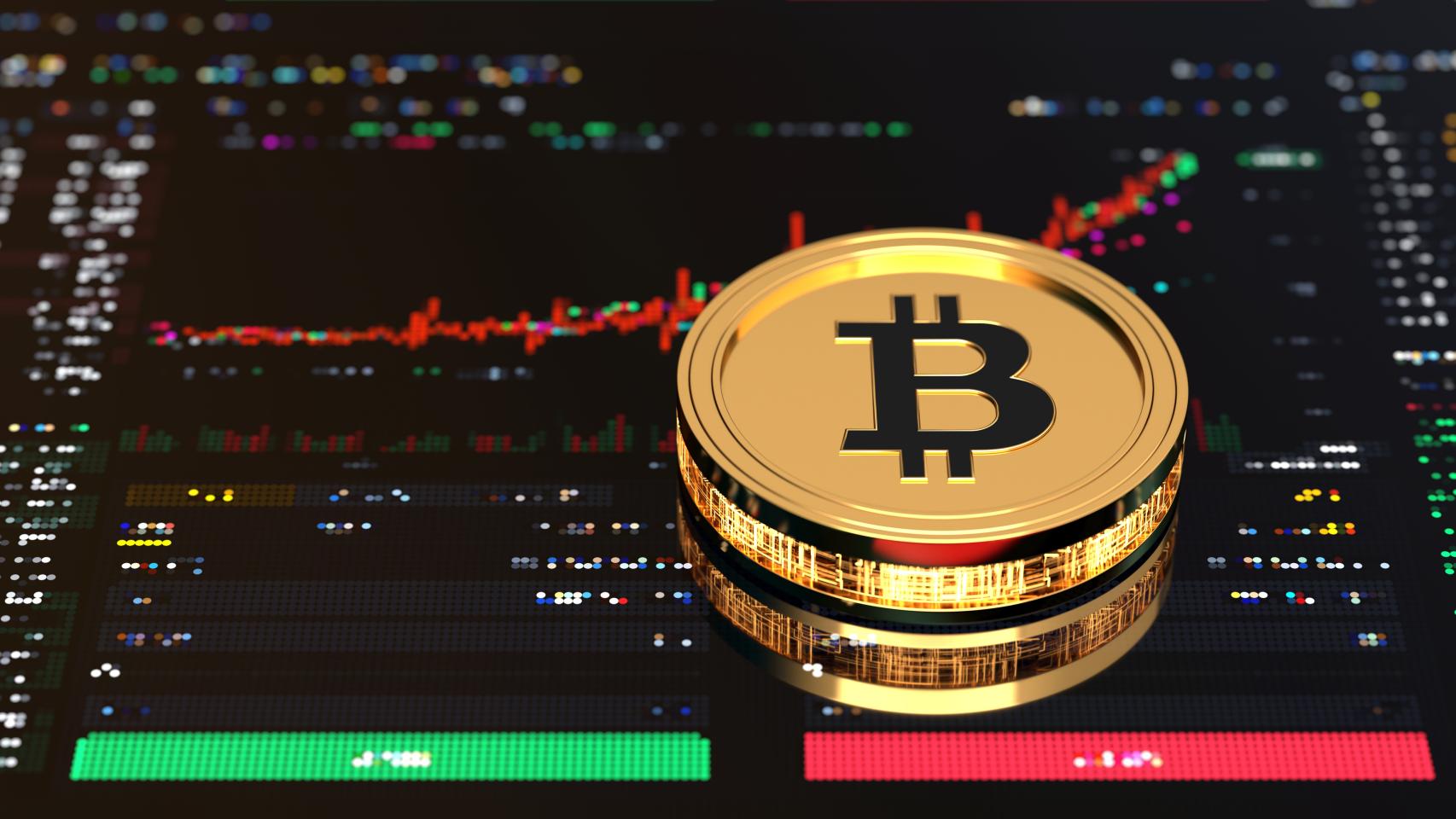 Representación física de un bitcoin sobre una plataforma de inversión.