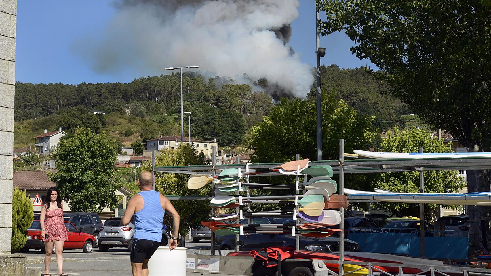 Vista del incendio desde el embalse de Castrelo de Miño (Ourense).