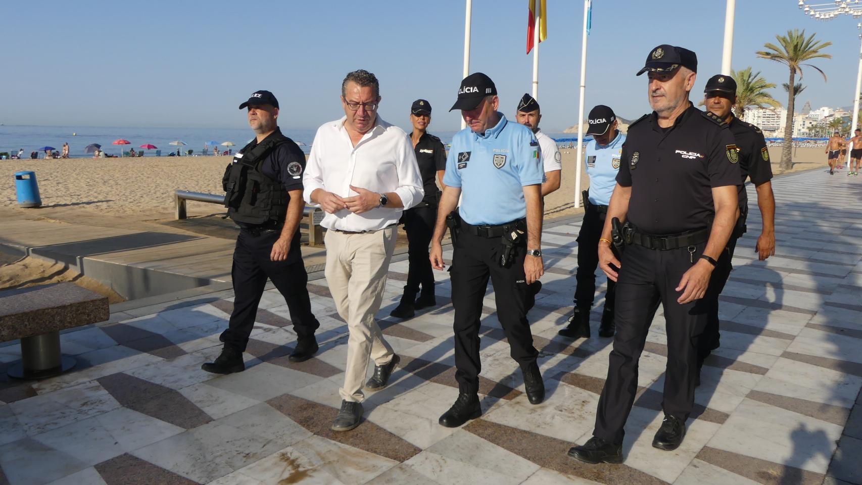 Primera patrulla conjunta, junto al alcalde de Benidorm, Toni Pérez.