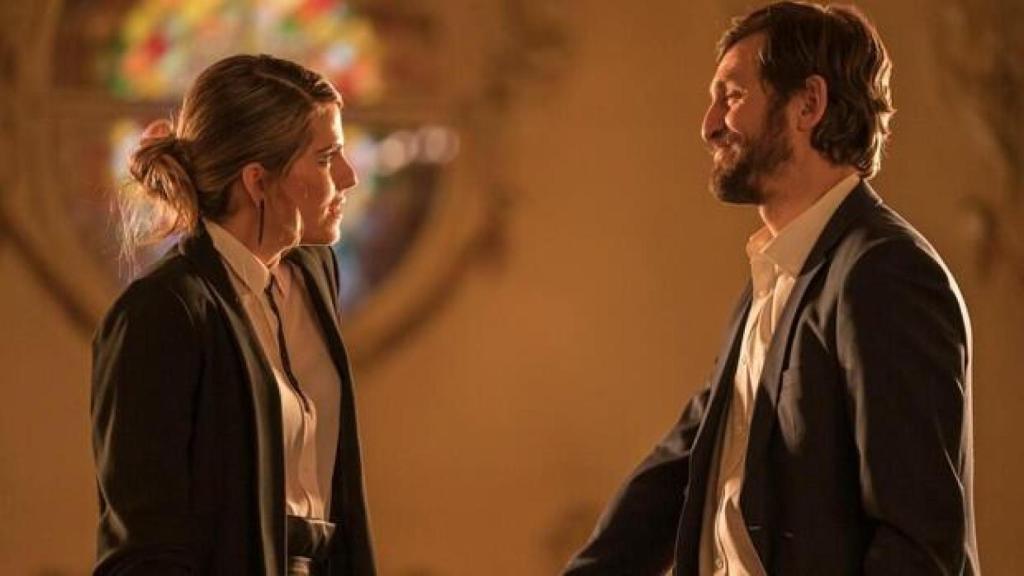 Fotograma de 'Voy a pasármelo bien', con Raúl Arévalo y Karla Souza.