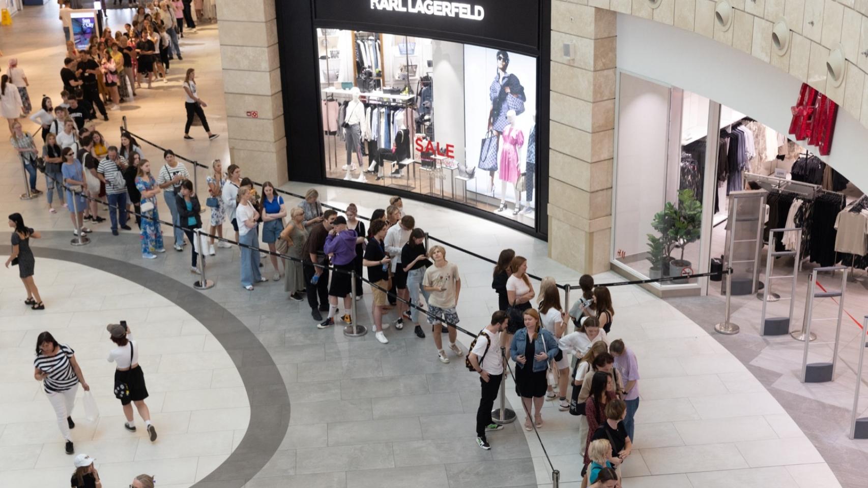 Colas en Rusia en una tienda de H&M que reabre para liquidar stock.