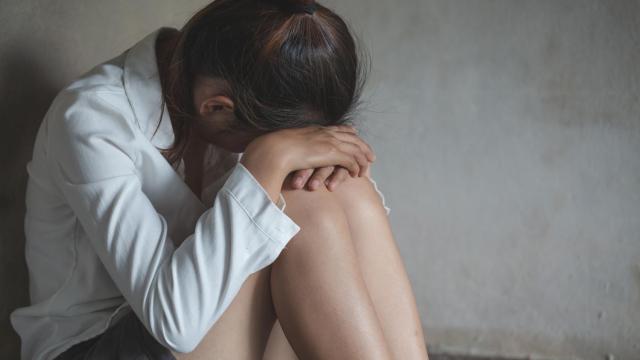 Imagen de archivo de una chica llorando.