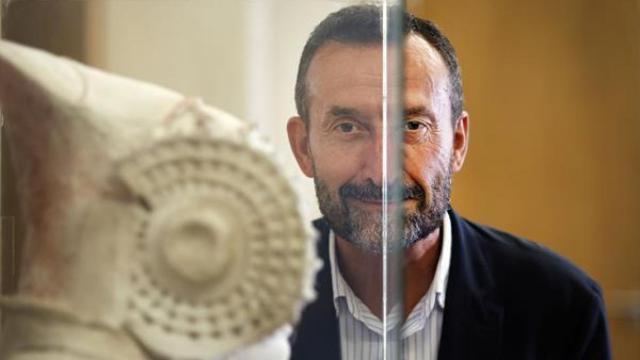 El alcalde de Elche ante una réplica del busto íbero que hay en su despacho.