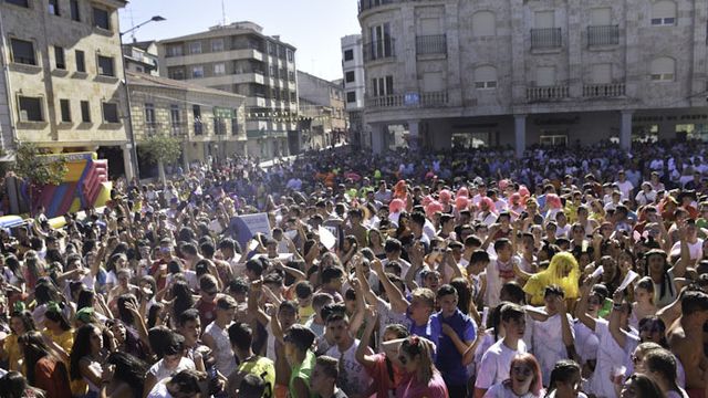 Las peñas llenan de colorido y alegría las calles y plazas de Guijuelo./ Archivo