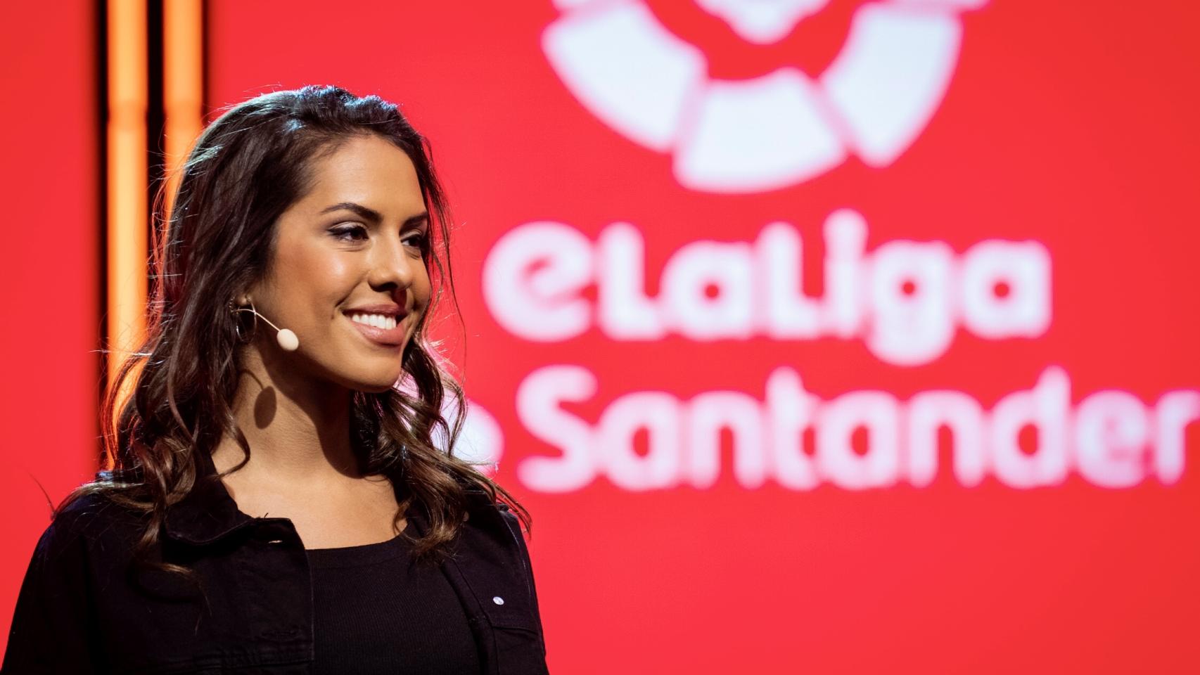 La periodista Alba Oliveros narrando un partido de fútbol