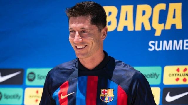 Robert Lewandowski durante su presentación con el Barça
