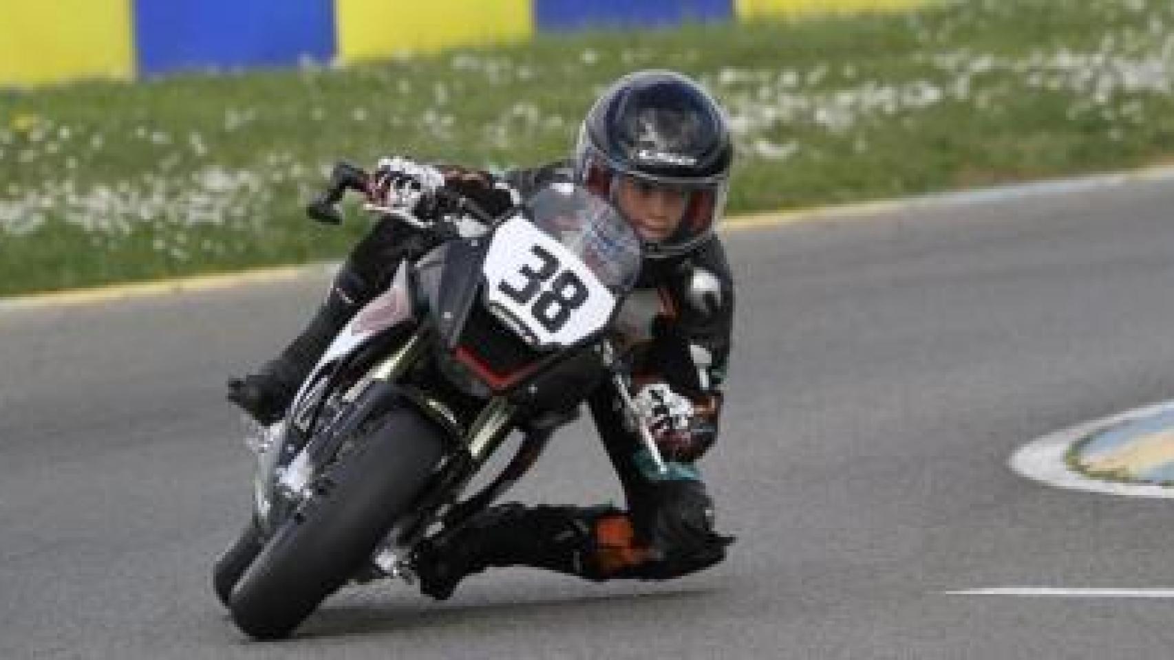 El joven piloto de 8 años Mathis Bellon