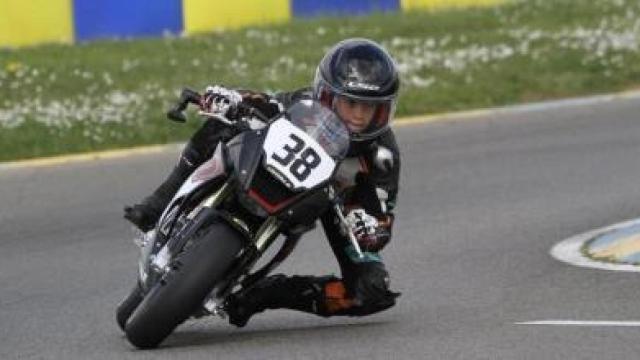 El joven piloto de 8 años Mathis Bellon