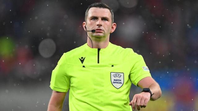 Michael Oliver durante un RB Leipzig y Atalanta