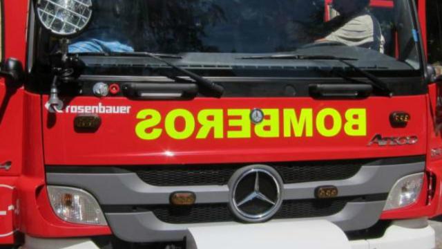 Un aparatoso incendio quema una fábrica de vidrio en Azuqueca (Guadalajara)