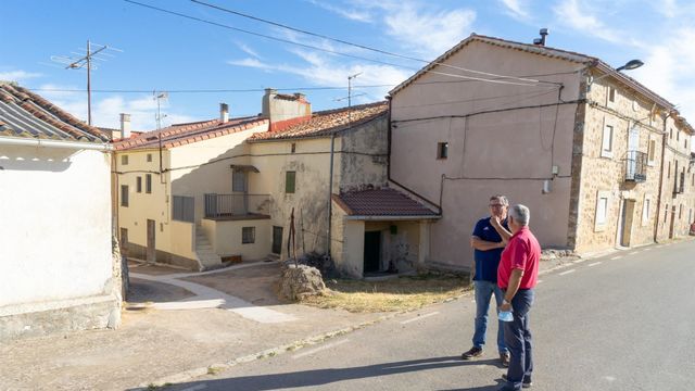 El diputado delegado de Planes Provinciales, Ramiro Magro, en Tórtola de Henares.