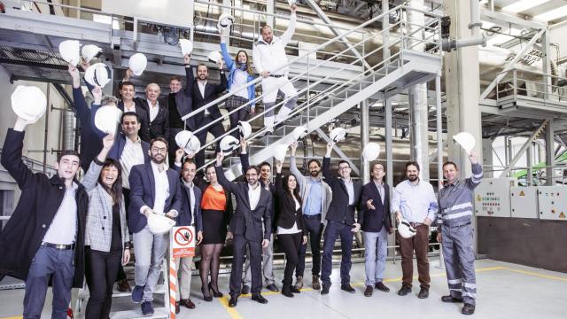 Parte del equipo de Econward junto a la máquina a escala industrial que la compañía tiene en Madrid.