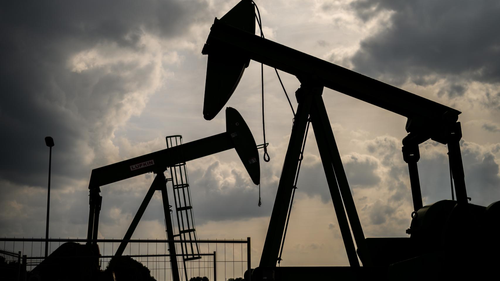 Instalaciones para extracción de petróleo en foto de archivo.