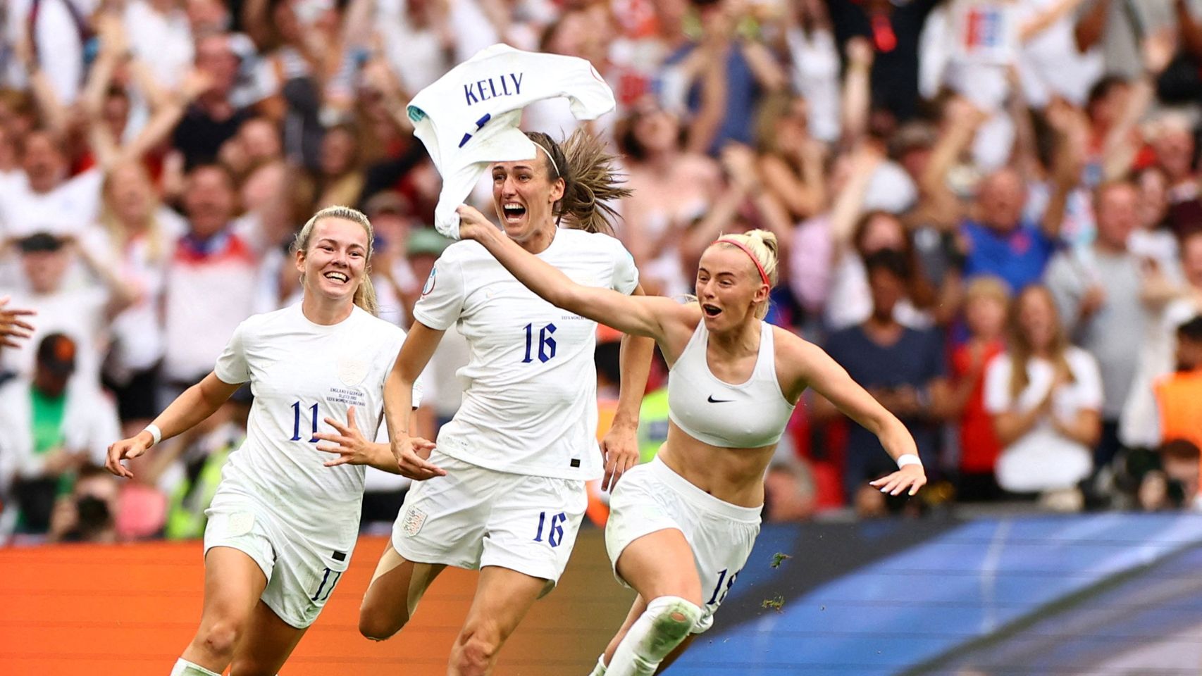Chloe Kelly celebra, junto a Jill Scott y Lauren Hemp, el gol contra Alemania en la final de la Eurocopa.