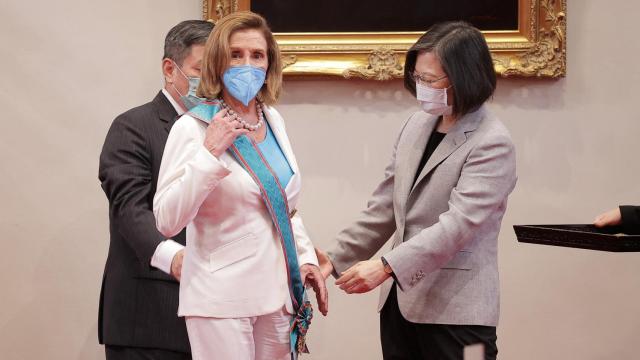 Tsai Ing-wen, presidenta de Taiwán, condecora a  Nancy Pelosi por su apoyo a la isla.