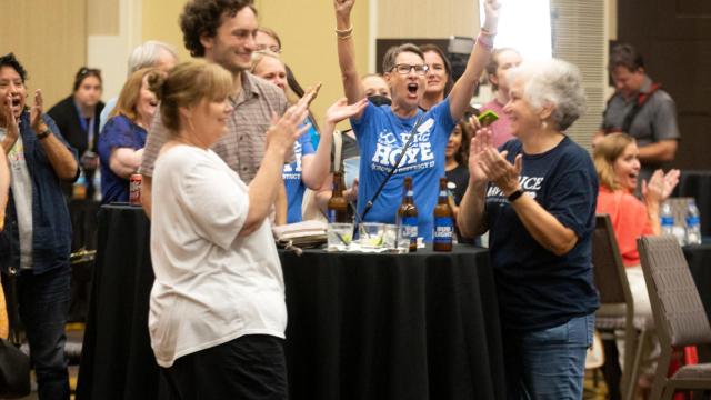 Activistas por el derecho al aborto, celebrando el resultado del referéndum.