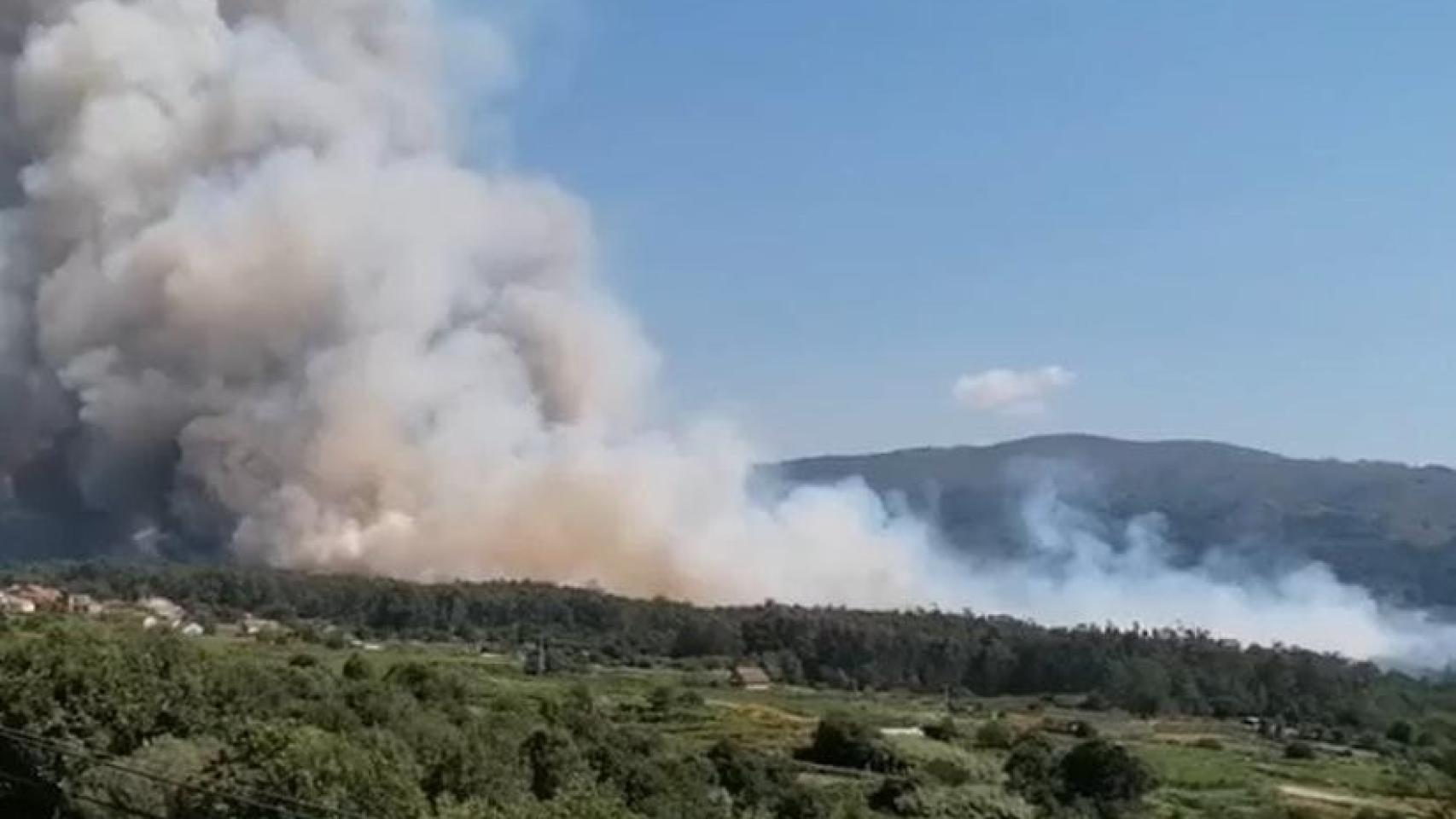 Incendio en la parroquia de Barcela, en Arbo (Pontevedra).