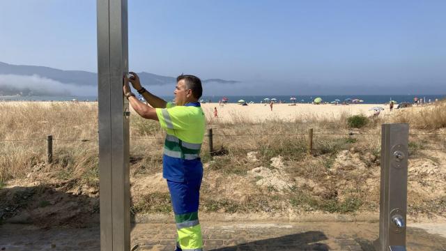 Operario en una de las duchas.