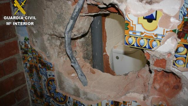 El butrón que realizaron los presuntos ladrones en el estanco de Lagartera (Toledo).