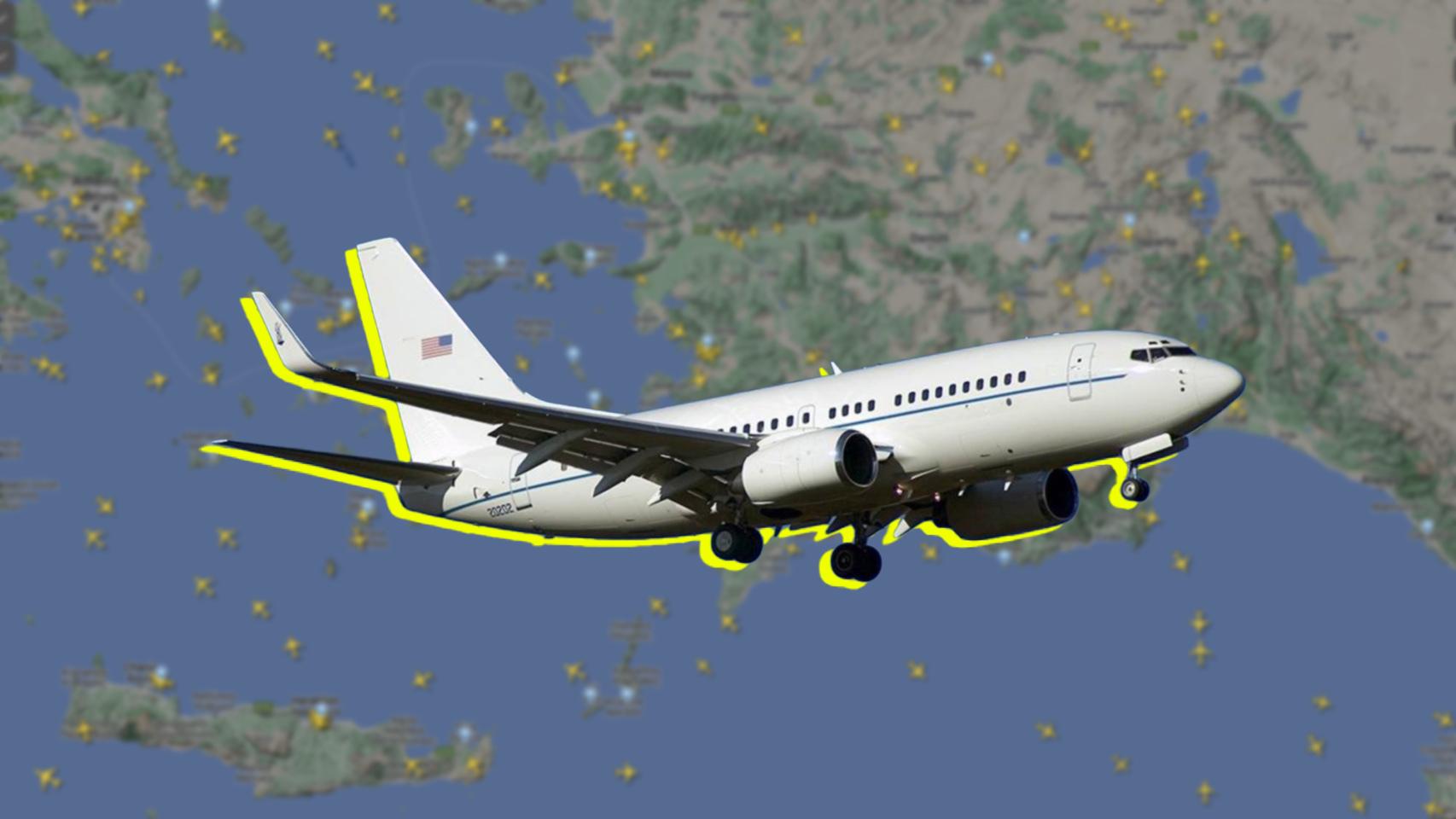 Fotomontaje con FlightRadar24 y el Boeing C-40C que se usó en el vuelo de Pelosi.