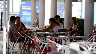 Unos jóvenes disfrutan de una terraza de Valladolid