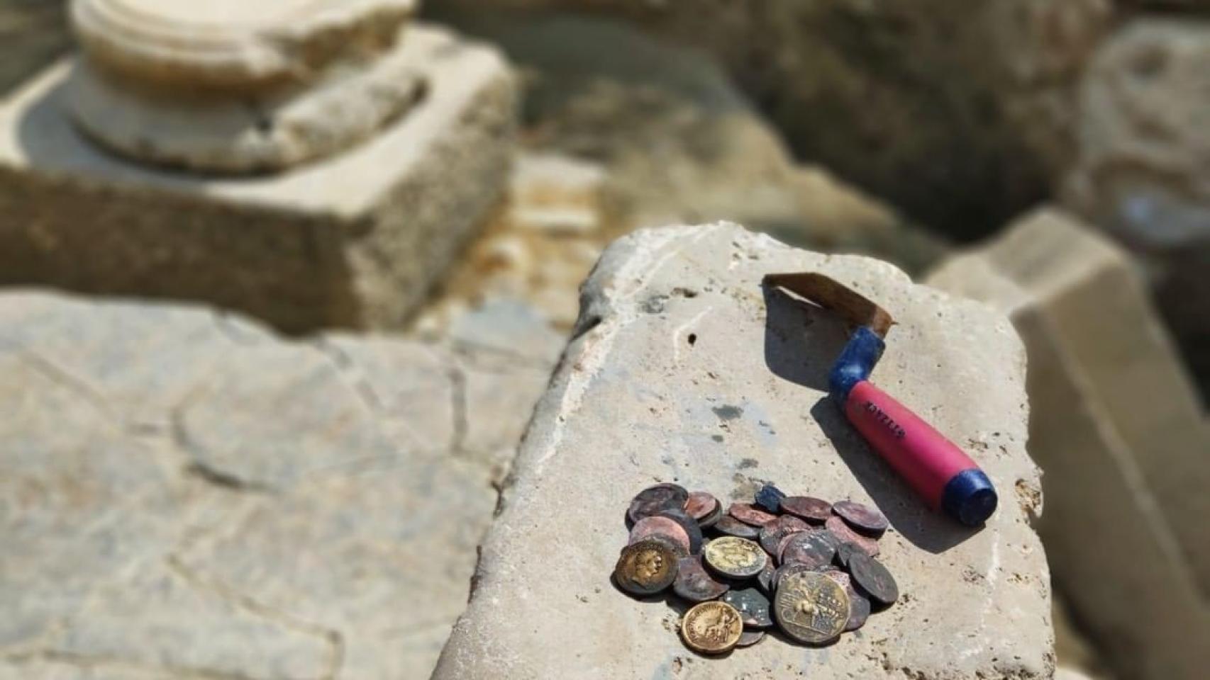Imagen de un puñado de monedas recuperadas en el santuario de San Casciano / Foto: Jacopo Tabolli