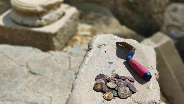Imagen de un puñado de monedas recuperadas en el santuario de San Casciano / Foto: Jacopo Tabolli
