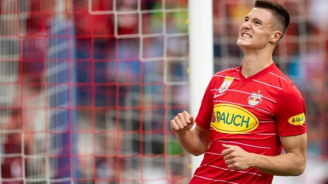 Benjamin Sesko se lamenta tras una ocasión.