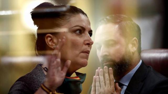 Macarena Olona y Santiago Abascal, ambos en el Congreso de los Diputados.