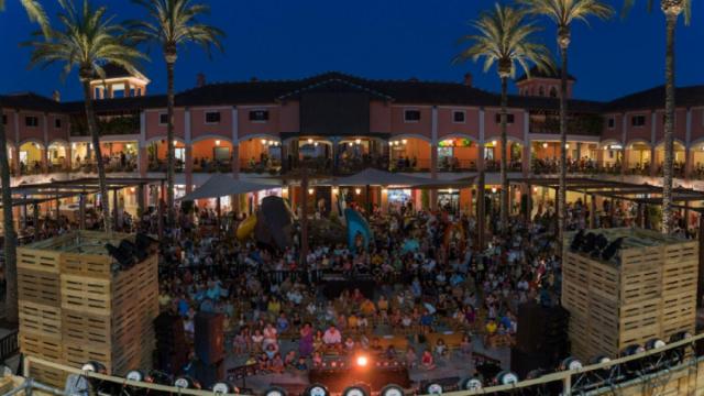Ambiente de Plaza Mayor durante el primer fin de semana de espectáculos en el Festival de Verano 2022, el pasado mes de julio.