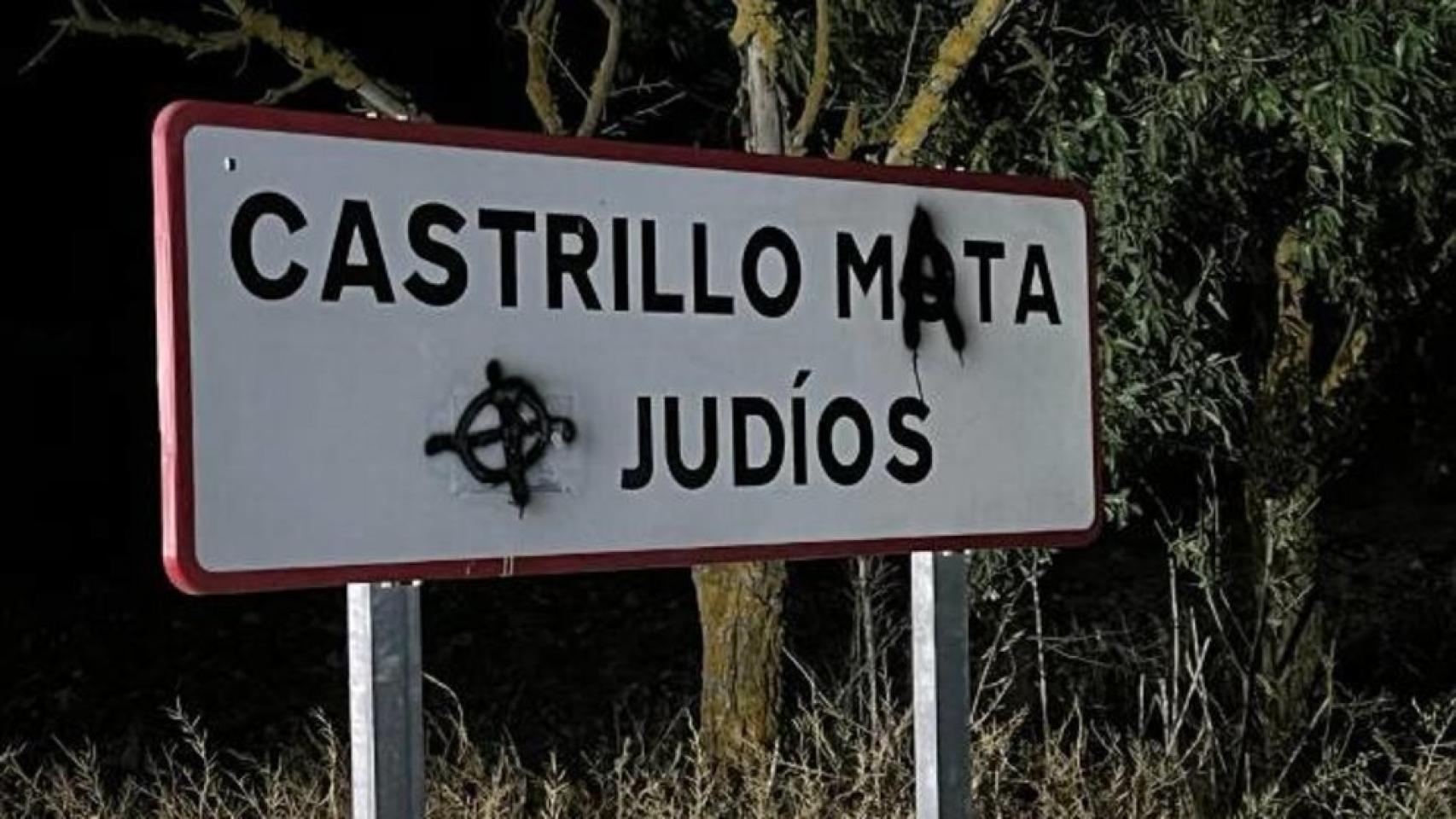 Pintadas en un cartel, a la entrada de Castrillo Mota de Judíos, en Burgos.