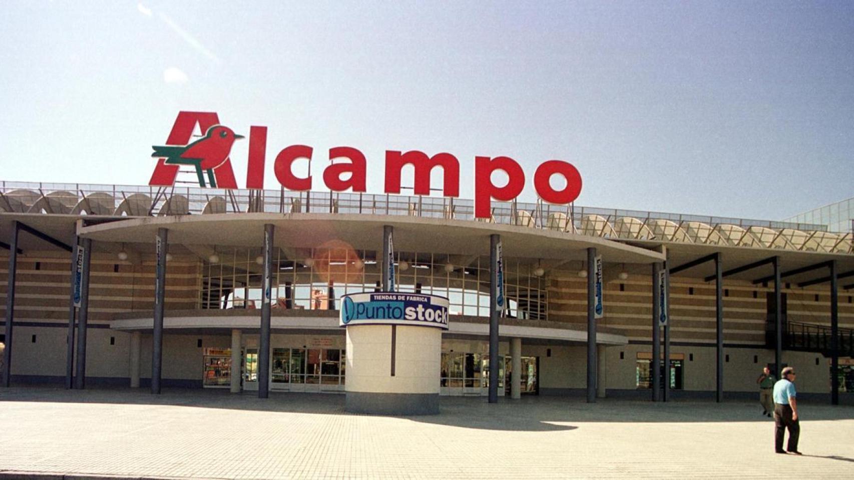 Fachada del supermercado Alcampo.