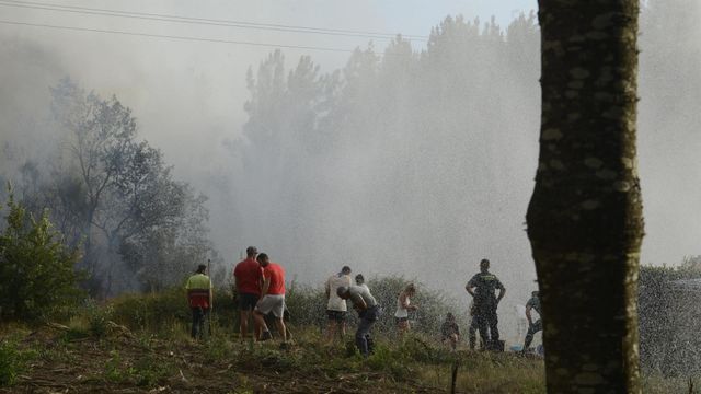 Varias personas trabajan en la extinción de un incendio en Verín.
