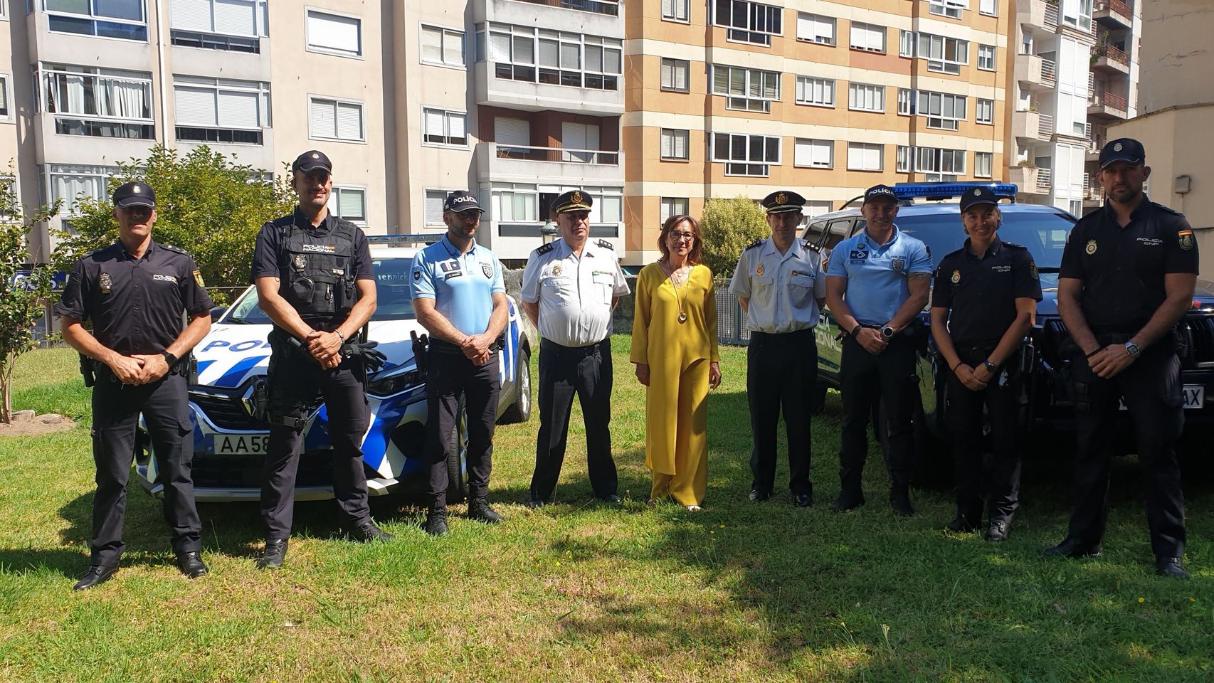 Maica Larriba recibe a los agentes españoles y portugueses que reforzarán la seguridad en Vigo y Redondela.