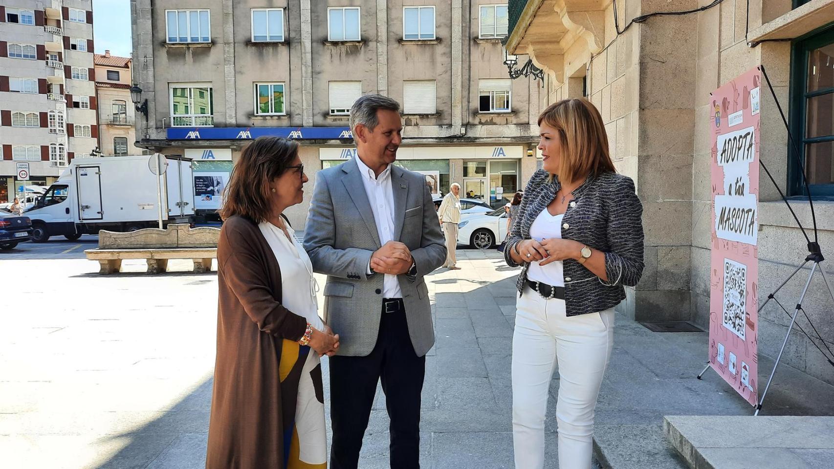 Maica Larriba, José Miñones y Digna Rivas este jueves en Redondela.