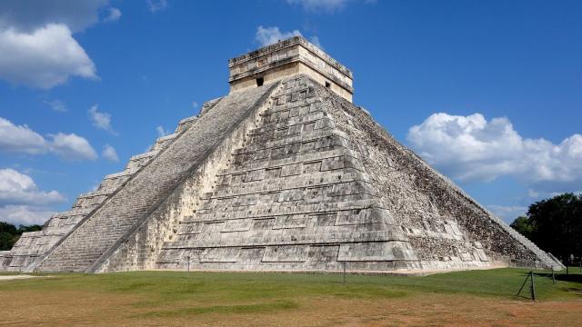 1920px-Kukulcan-Temple-Chichen-Itza-west-side-2016-Luka-Peternel