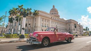 Coche clásico de los años 50 frente al capitolio de La Habana (Cuba).