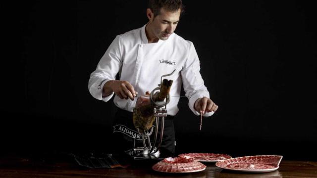 Un profesional corta un jamón de Aljomar