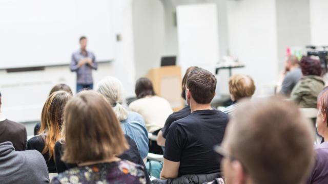 Unos alumnos acuden a clase para recibir un curso de formación
