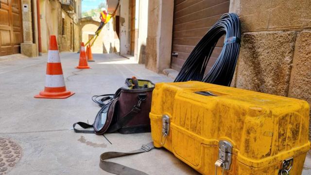 Un técnico instala la fibra óptica