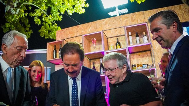 El presidente de la República Portuguesa, Marcelo Rebelo de Sousa, junto al presidente de Pinhel, Rui Ventura (dcha), degustan Jamón Guijuelo