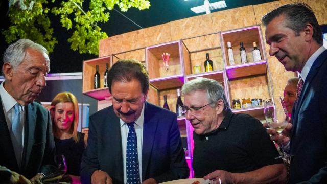El presidente de la República Portuguesa, Marcelo Rebelo de Sousa, junto al presidente de Pinhel, Rui Ventura (dcha), degustan Jamón Guijuelo