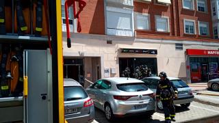 Los bomberos sofocan el fuego en una tienda de telefonía de Laguna